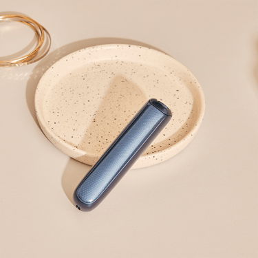 Ploom AURA priekšējie vāciņi Navy Blue ar rakstu novietoti uz galda