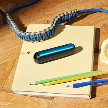 Ploom AURA priekšējais panelis Ocean Blue piestiprināts pie ierīces uz galda