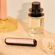 Ploom AURA priekšējie vāciņi Rose Gold ar rakstu novietoti uz kosmētikas galdiņa
