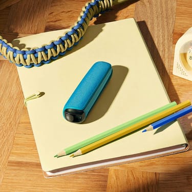Ploom AURA ierīce ar Ocean Blue aizmugurējo vāciņu uz klades