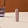 Ploom AURA ierīce ar Rose Gold aizmugurējo vāciņu uz galda