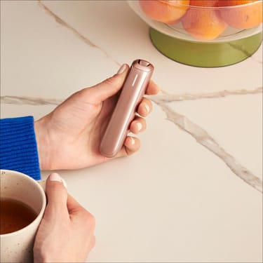 Ploom AURA ierīcei piestiprināts priekšējais panelis Rose Gold.