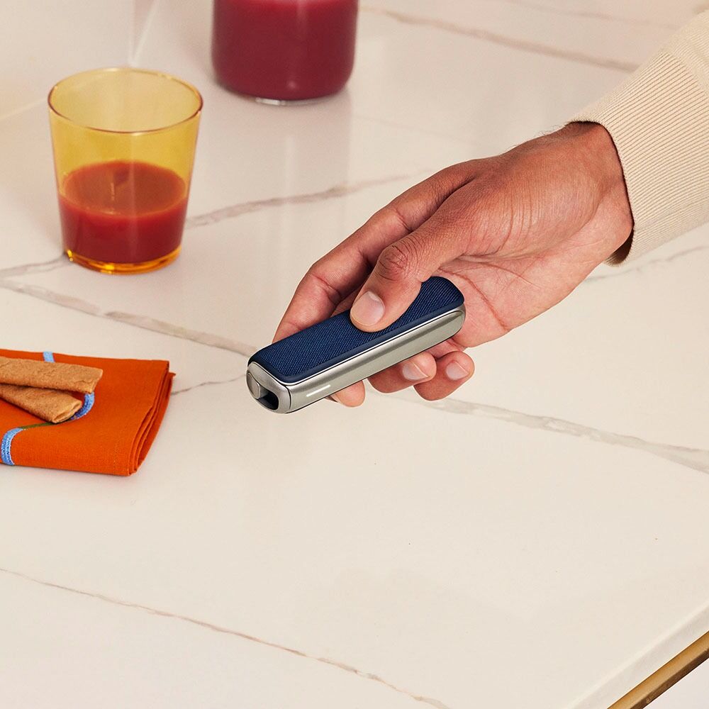 Roka tur Ploom AURA ierīci ar Navy Blue aizmugurējo vāciņu
